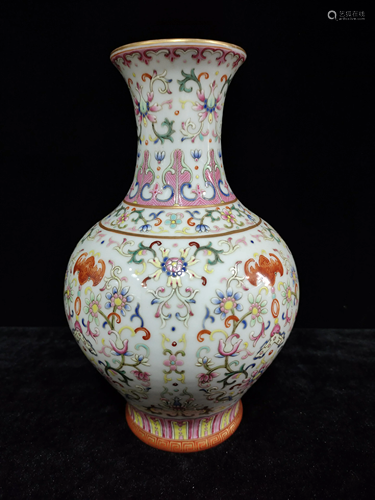 a chinese famille rose vase Jia Qing mark