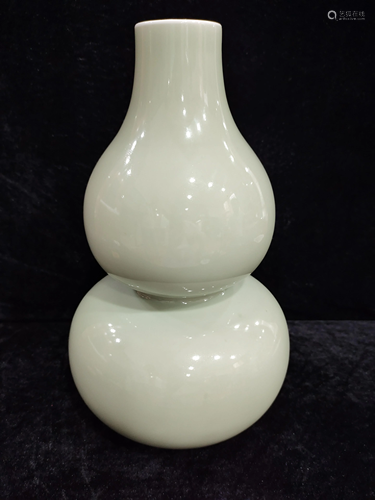 A chinese white glazed gourd Jingde zhen MARK(1954)