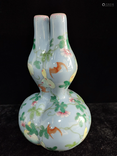 a chinese famille rose bottle gourd vase Qian Long Mark