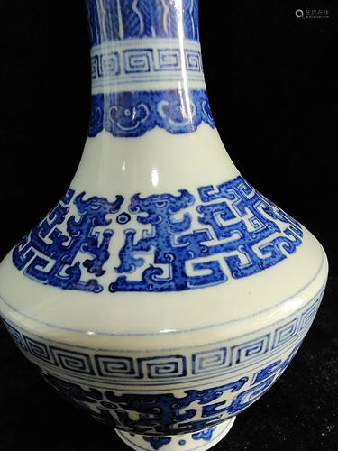 a chinese blue and white vase Qian Long Mark