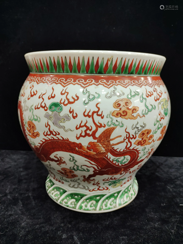 A chinese wucai porcelain jar