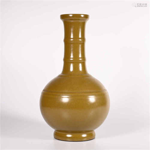 Qianlong tea powder glazed sky globe vase