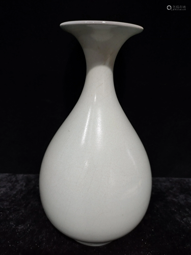 a chinese celadon glazed yue hu zhou vase