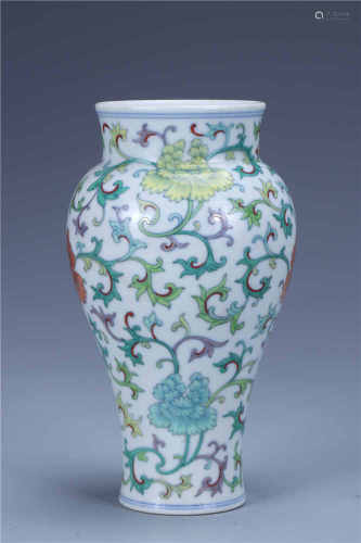 A pair of vases with a lotus pattern in the qing dynasty period