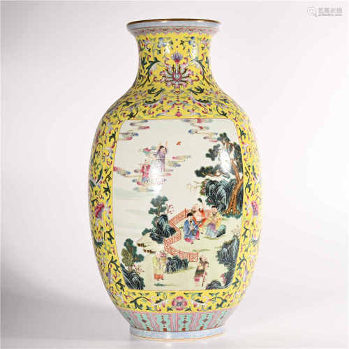 Qianlong famille rose mallet bottle