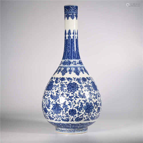 Qianlong blue and white gall bottle