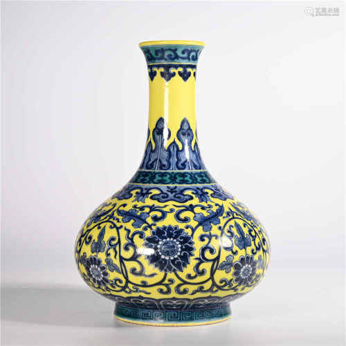 Qianlong yellow ground green vase