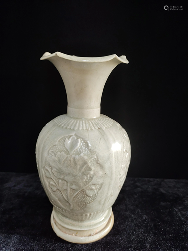 a chinese celadon glazed vase, Song Style