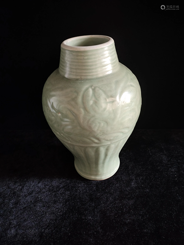 a chinese Long Quan Vase, Yuan Style