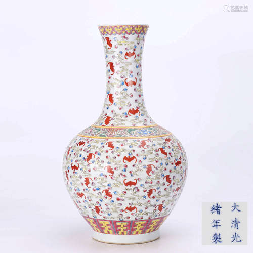 Qing guangxu famille rose bat flowing cloud pattern reward bottle