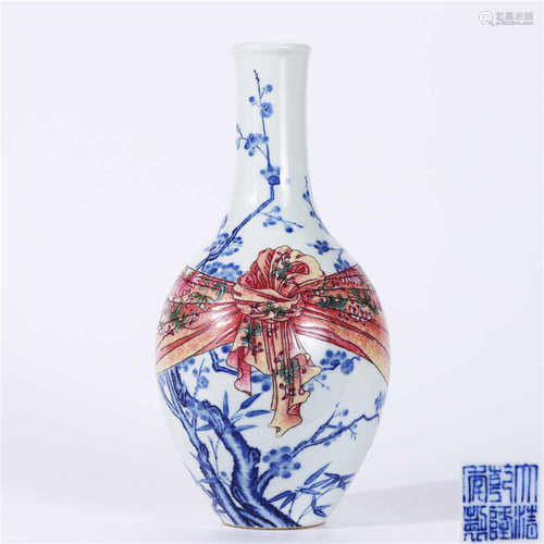 Qing Dynasty Qianlong blue and white flower pattern bagged vase