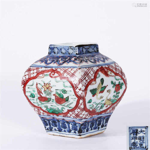 Ming Dynasty Wanli Colorful Mandarin Duck and Lotus Pond Pattern Jar