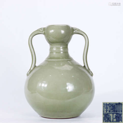 Qing Dynasty Yongzheng plum celadon glaze double ear pot