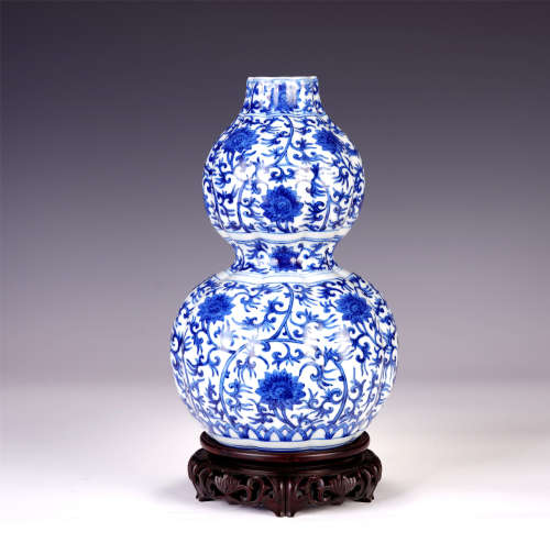 CHINESE BLUE&WHITE GOURD-SHAPED VASE WITH LOTUS PATTERNS