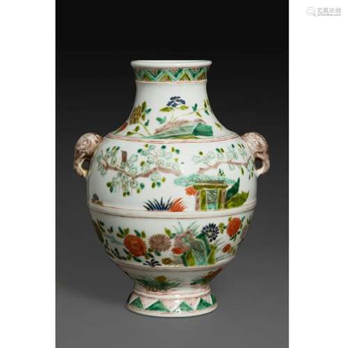 VASE DE FORME BALUSTRE À ANSES en porcelaine et ém…