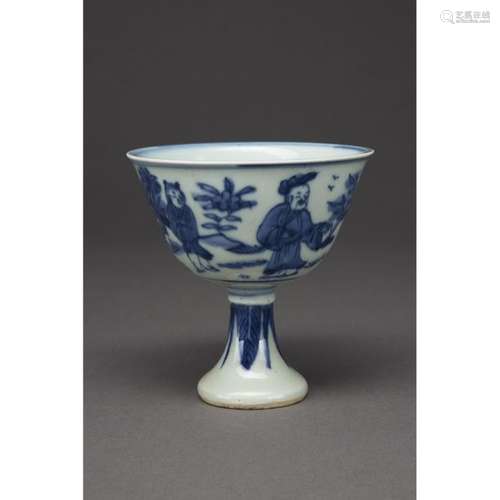 COUPE SUR PIÉDOUCHE en porcelaine, émaux bleu sous…