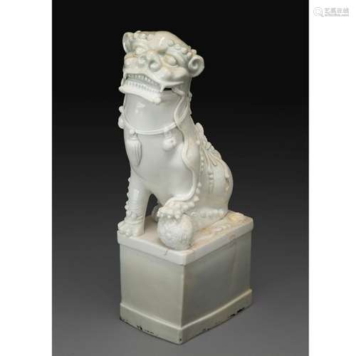 STATUETTE DE LION BOUDDHIQUE en porcelaine émaillé…