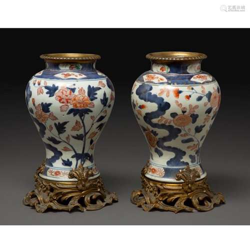 PAIRE DE VASES BALUSTRES en porcelaine et émaux ro…