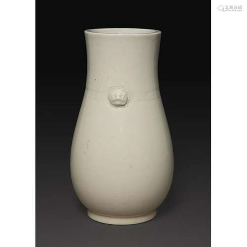 VASE PANSU en porcelaine et émail monochrome blanc…