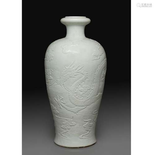 GRAND VASE MEIPING en porcelaine émaillée blanc, à…