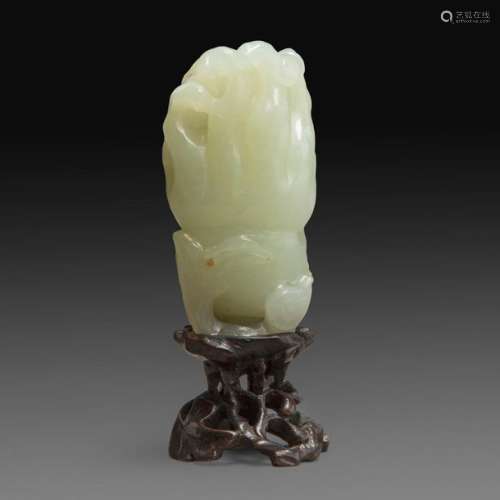 VASE MINIATURE en jade néphrite céladon pâle, en f…