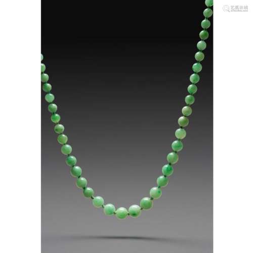 COLLIER composé de perles de jadéite. Chine, XXe s…