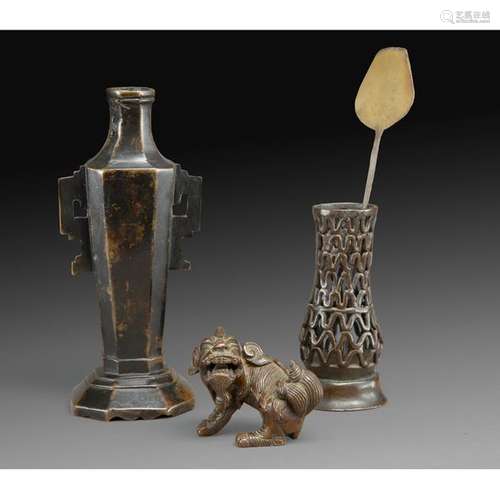 LOT DE TROIS OBJETS en bronze de patine brune, com…