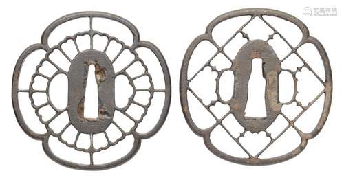 Zwei sukashi-tsuba. Eisen. Edo-Zeit