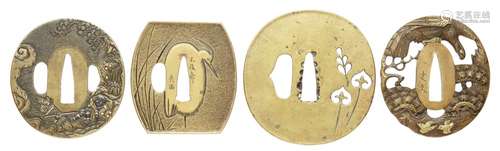 Vier tsuba. Sentoku (Messing). 19. Jh.