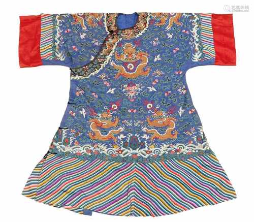 Neun-Drachen-Robe. Blaue Seide. Um 1900