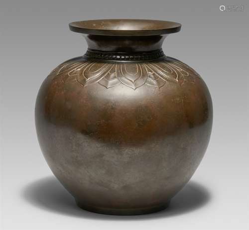 Große Vase. Bronze. Mitte 20. Jh.