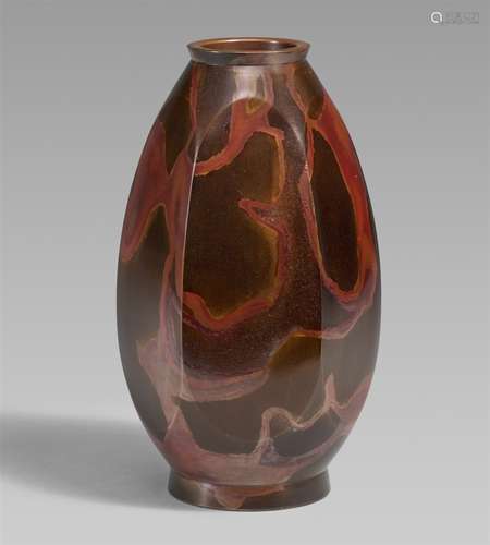 Sechseckige Vase. Bronze. 2. Hälfte 20. Jh.