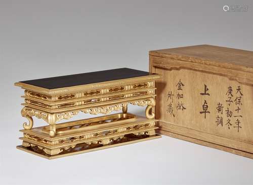 Ablagetischchen für einen buddhistischen Altar. Holz und Lack. Ca. 1850/1840