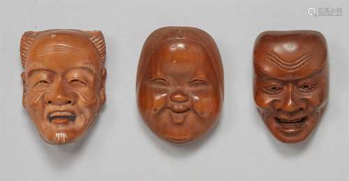 Drei Masken-Netsuke aus einem Satz. Buchsbaum. Um 1900