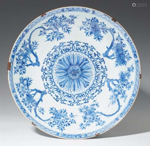 Große blau-weiße Schale. Kangxi-Periode (1662-1722)