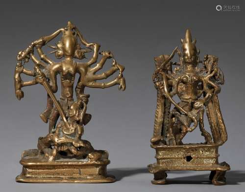 Zwei Figuren der Durga Mahishasuramardini. Gelbguss. Indien