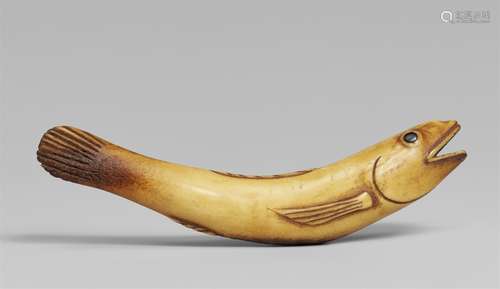 Sashi netsuke in Form eines Fisches. Hirschhorn. 19. Jh.