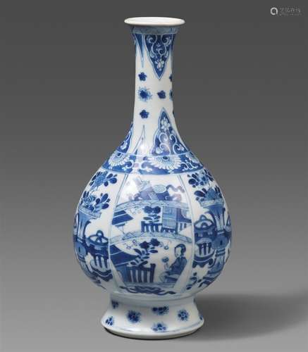 Blau-weiße Flaschenvase. Kangxi-Periode (1661-1722)