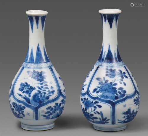 Zwei kleine blau-weiße Flaschenvasen. Kangxi-Periode (1661-1722)