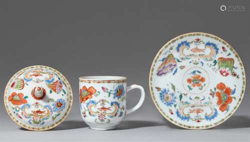 Famille rose-Tasse mit Unterteller aus dem Service Madame de Pompadour. Um 1745