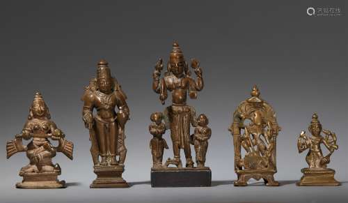 Fünf kleine Figuren und Altäre. Gelbguss. Zentral- und Süd-Indien. 17./19. Jh.
