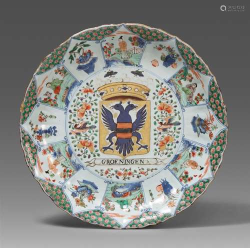 Sehr großer famille verte-Provinzwappen-Teller. Kangxi-Periode (1662-1722), 1700-1725