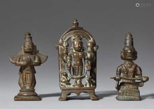 Drei kleine Figuren. Kupferlegierung. Indien.