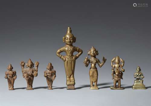 Sieben Figuren. Kupfer und Gelbguss. Indien, meist Maharashtra. 19. Jh.