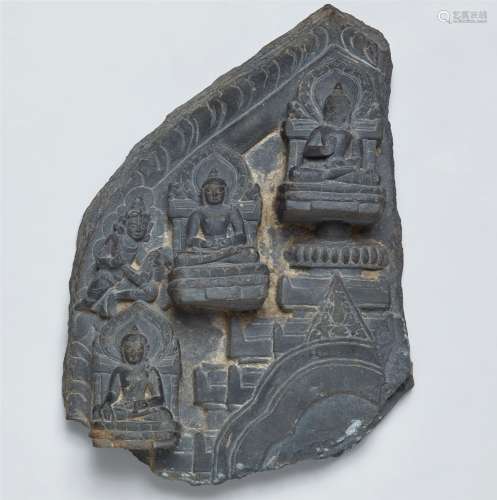 Fragment einer Stele. Schwarzer Stein. Nordost-Indien, Bengalen. Pala-Sena. 12. Jh.
