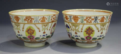 A pair of Chinese famille rose porcelain teabowls, late Qing dynasty, decorated for the Thai