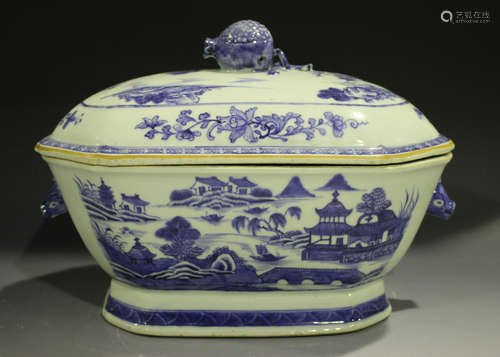 A Chinese blue and white export porcelain soup tureen and cover, Qianlong period, the top and