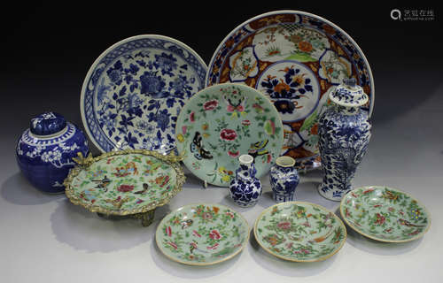 A collection of Chinese porcelain, late 19th century, including a blue and white circular dish,