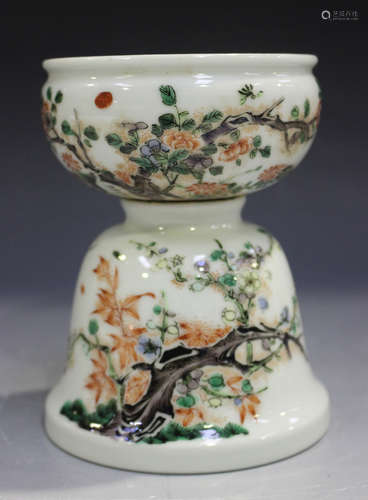 A Chinese famille verte porcelain bowl-on-stand, Kangxi style but modern, the bowl of compressed