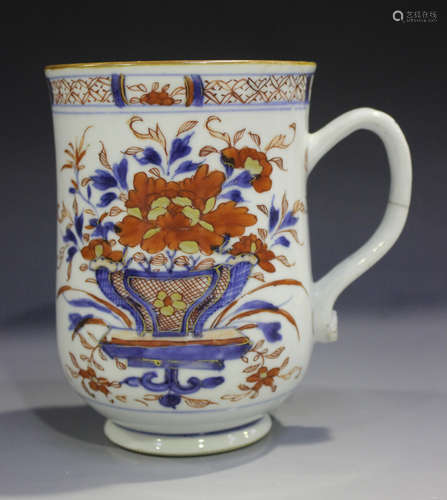 A Chinese Imari export porcelain mug, Qianlong period, the baluster body painted and gilt with